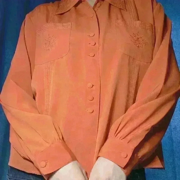 Vintage  80s orange puffy-sleeved embroidered button-up shirt with pointy collar - Picture 4 of 16